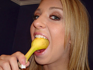 slutty blonde jaelyn fucks