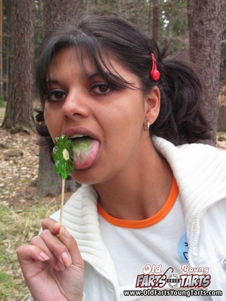 piruleta lamiendo jovencita chica