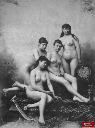 ladies 1920s showing natural