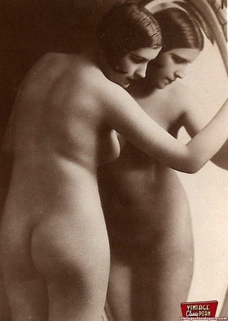 vintage ladies showing desnudo