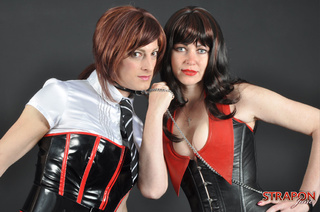chica mona travesti gets dominated