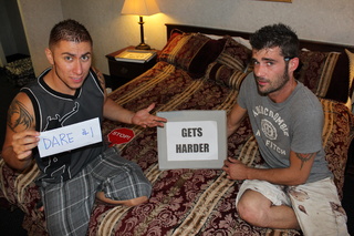 amateur guys sentándose cama