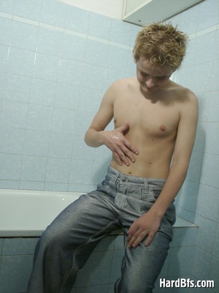 totally nude twink wanking