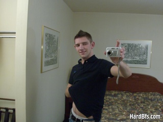 handsome jóvenes twink stripteasing