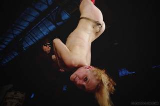 suspended upside rubias chica