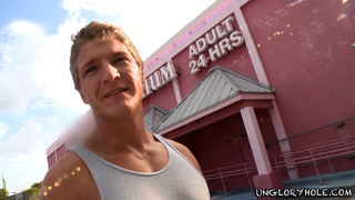 muscular dude victim ungloryhole